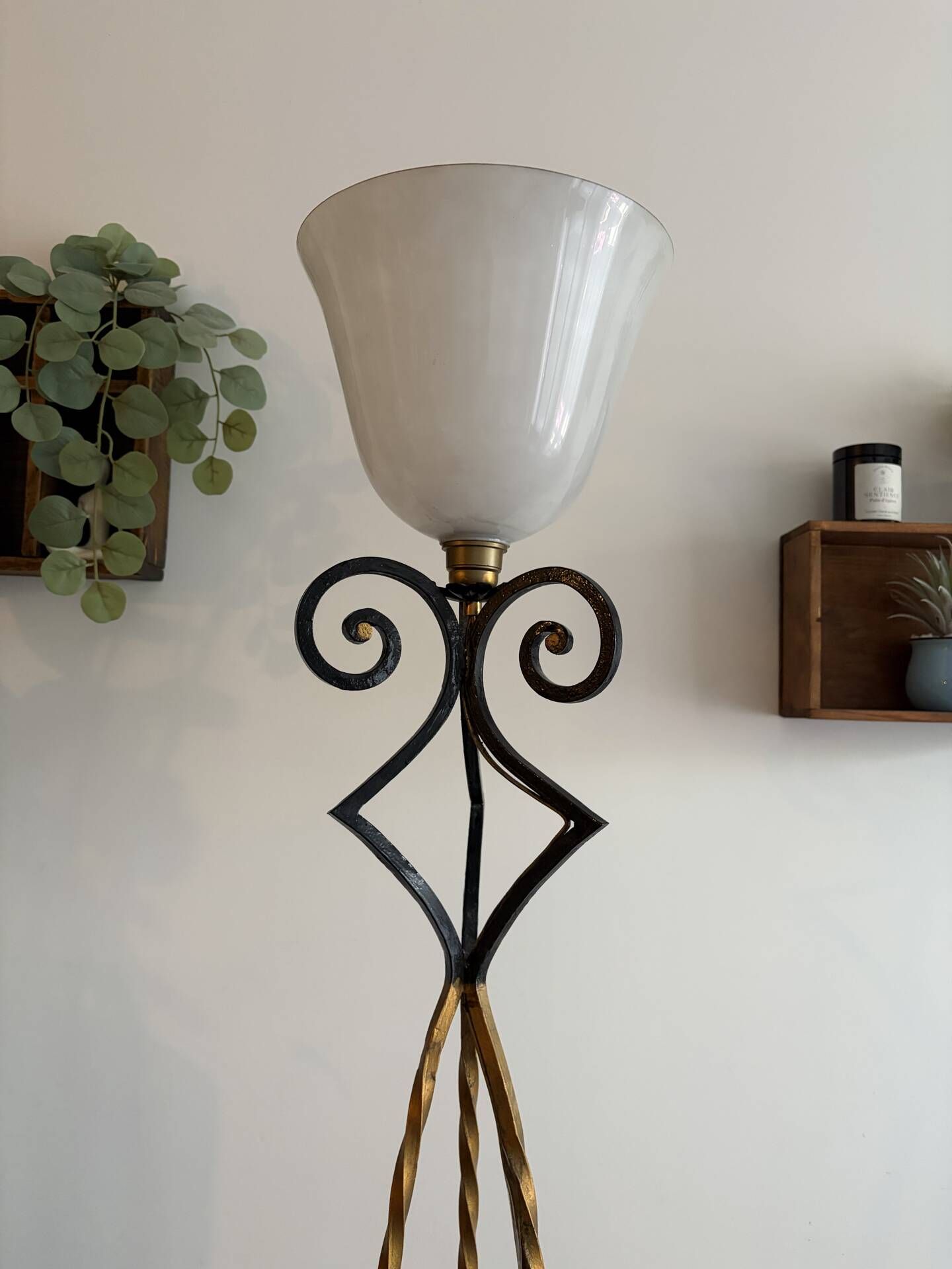 Vintage floor lamp in wrought iron and opaline.