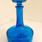 Carafe en verre bleu