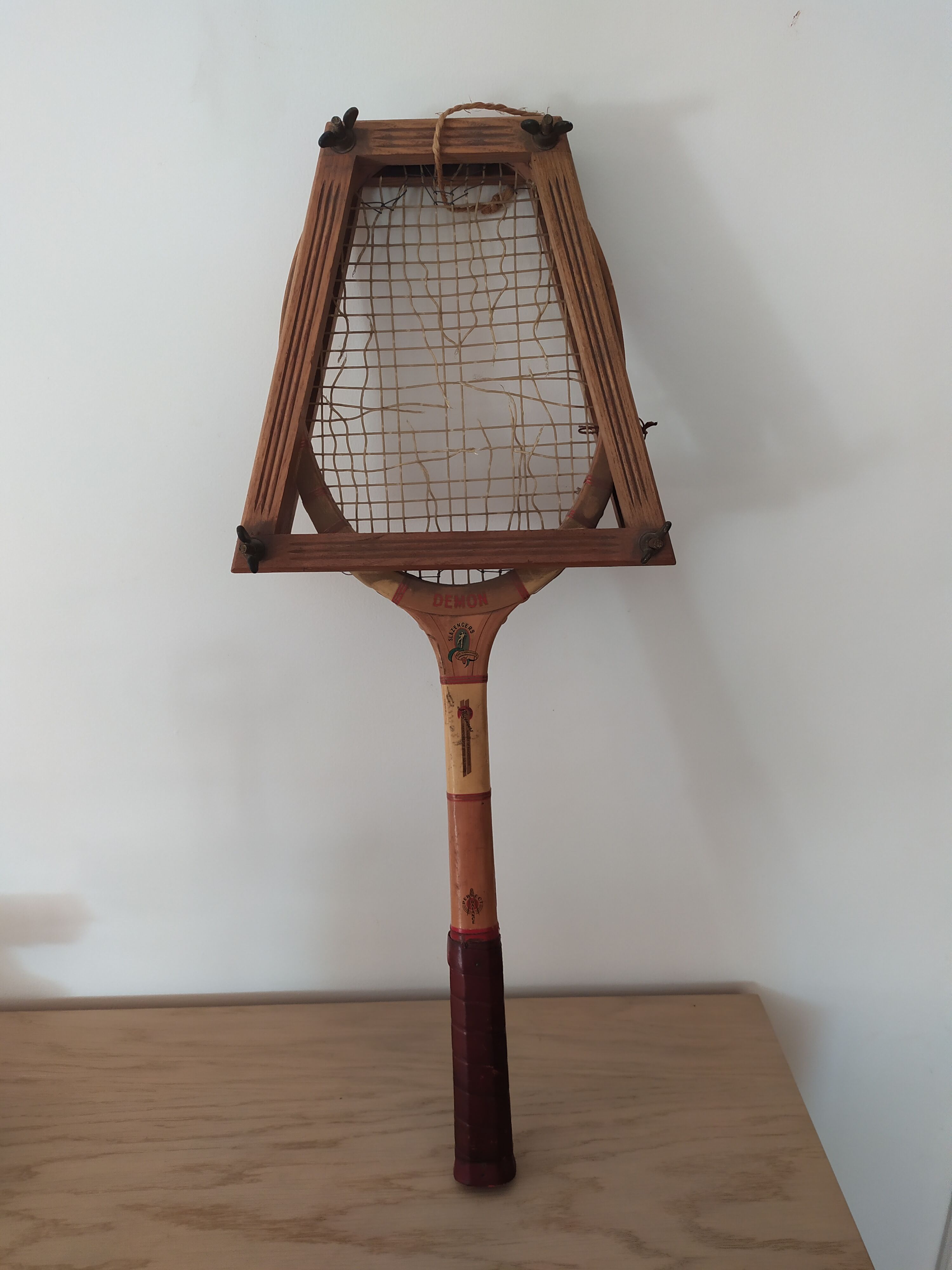 Raquette de tennis vintage avec cadre de maintien