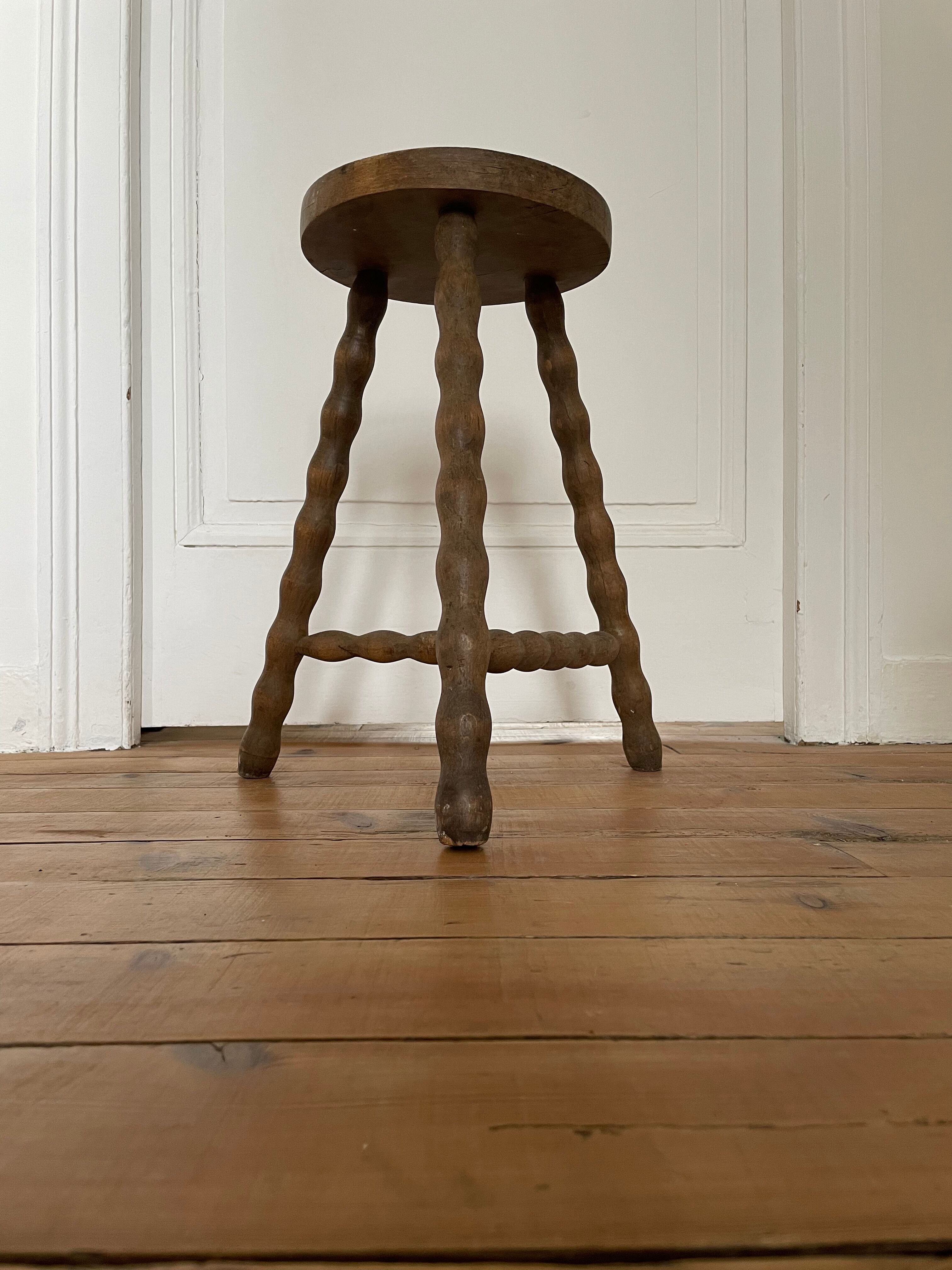 Tripod stool in solid wood, feet turned