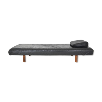 Day bed in black leather dating from the 70s