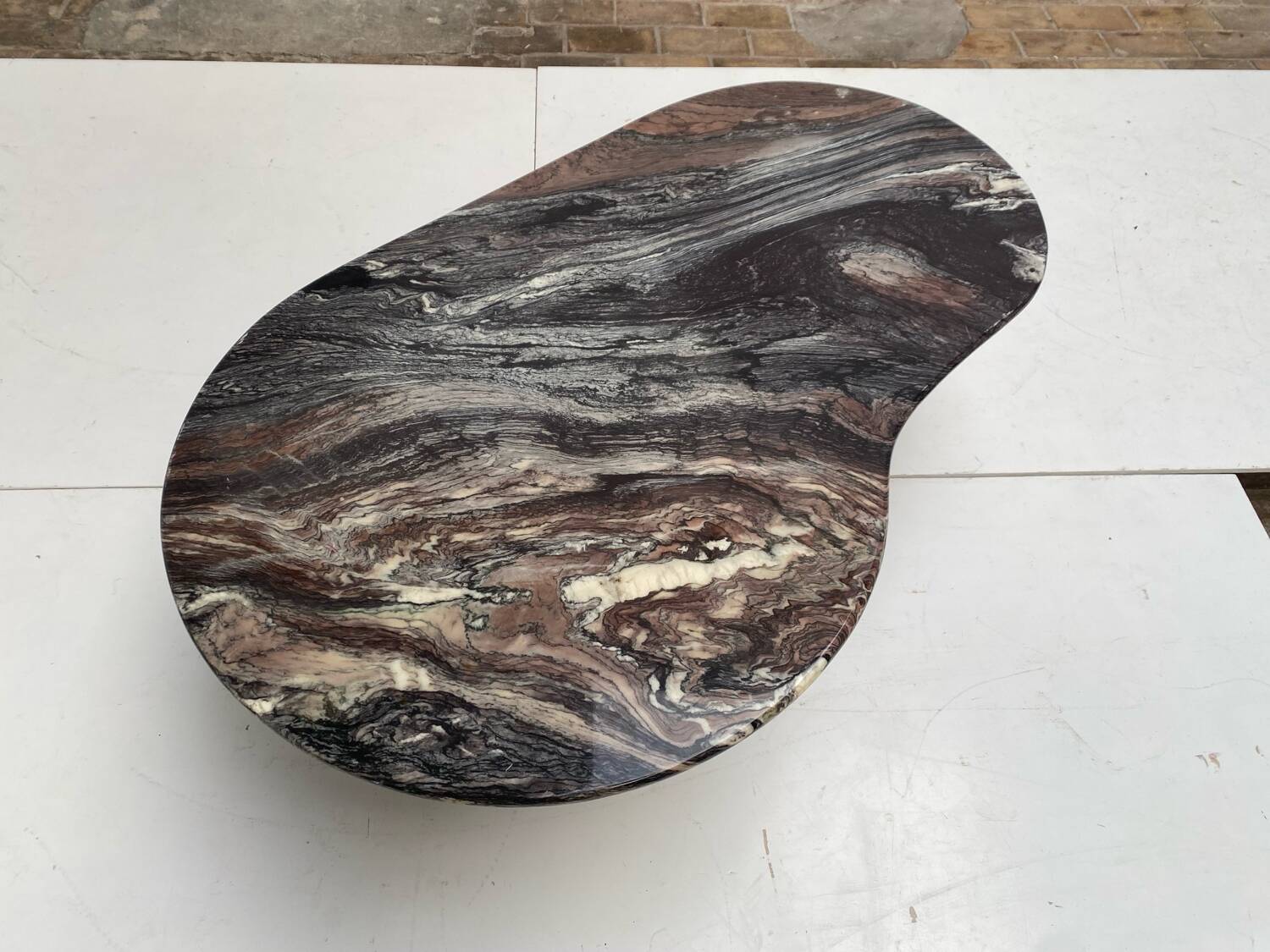 Table basse en marbre de Carrare forme organique