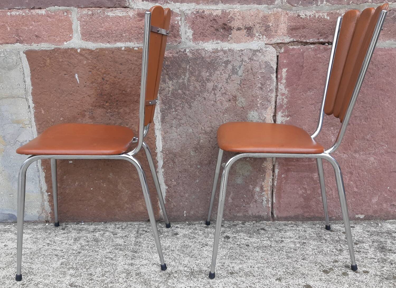 2 “Pétal” chairs from Soudévinyl