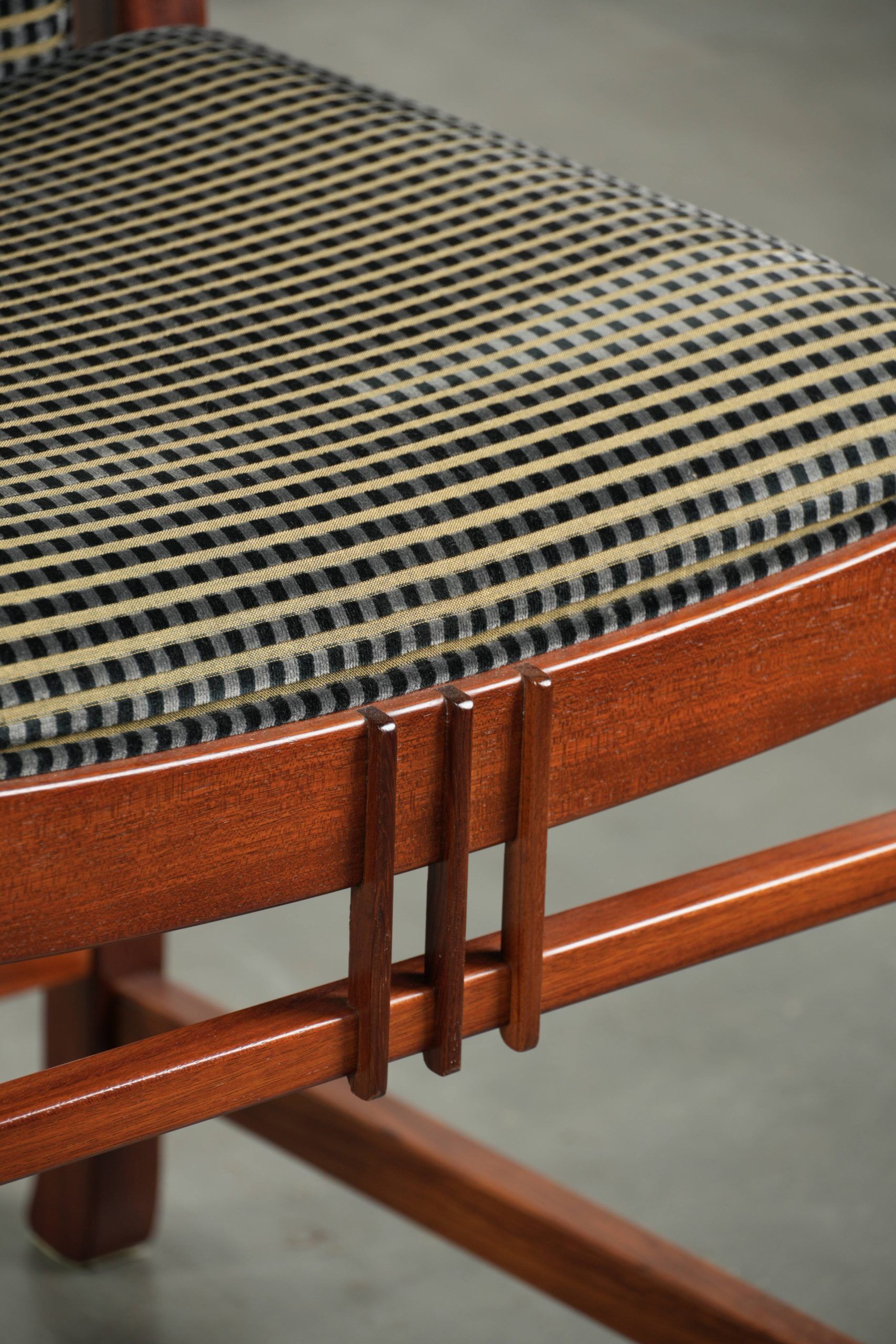 Ensemble de 4 chaises de salle à manger au design Art Déco avec un revêtement en tissu luxueux.
