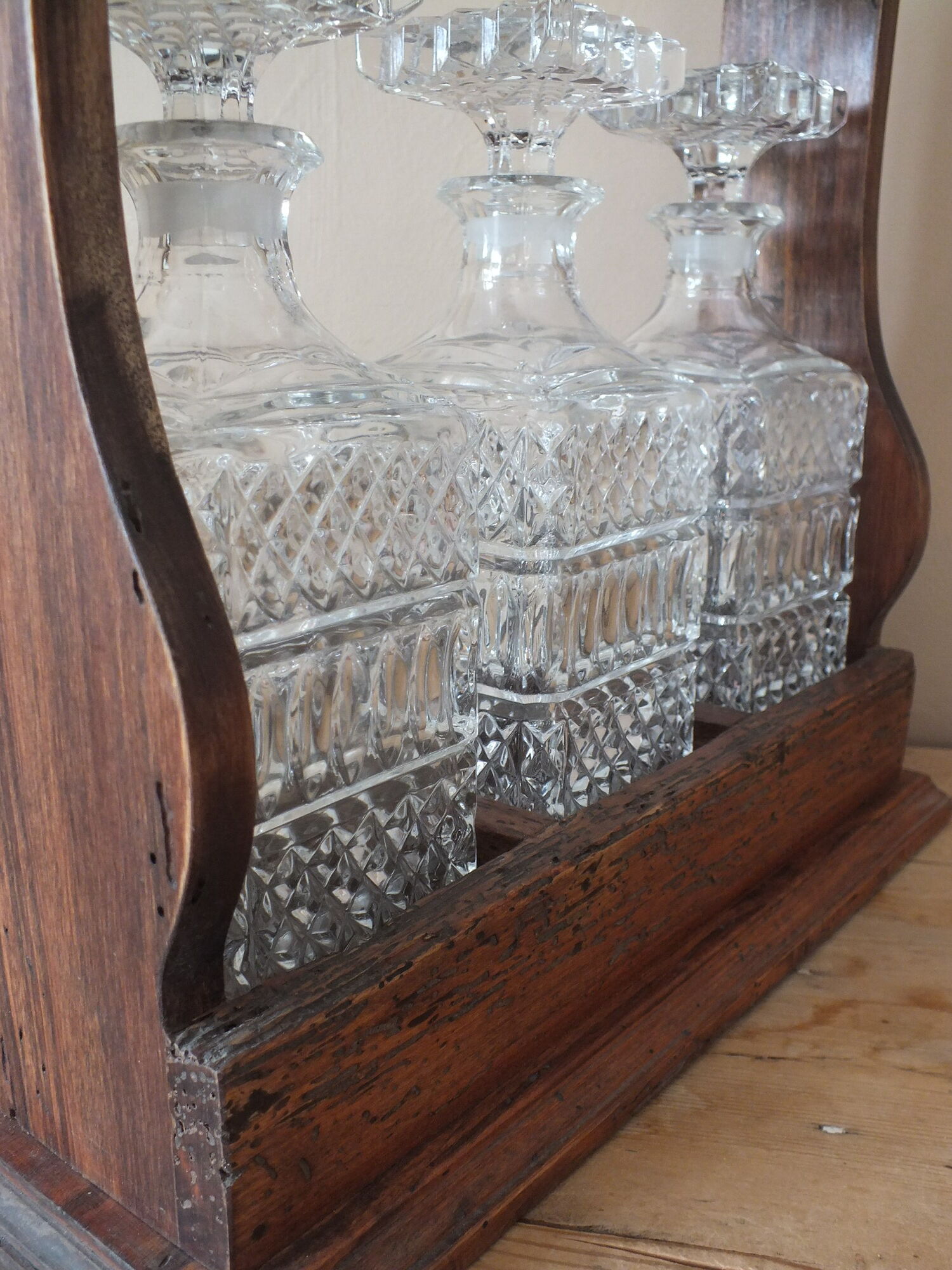 Tantalus - Bottle-carrying liquor cellar with 3 crystal decanters