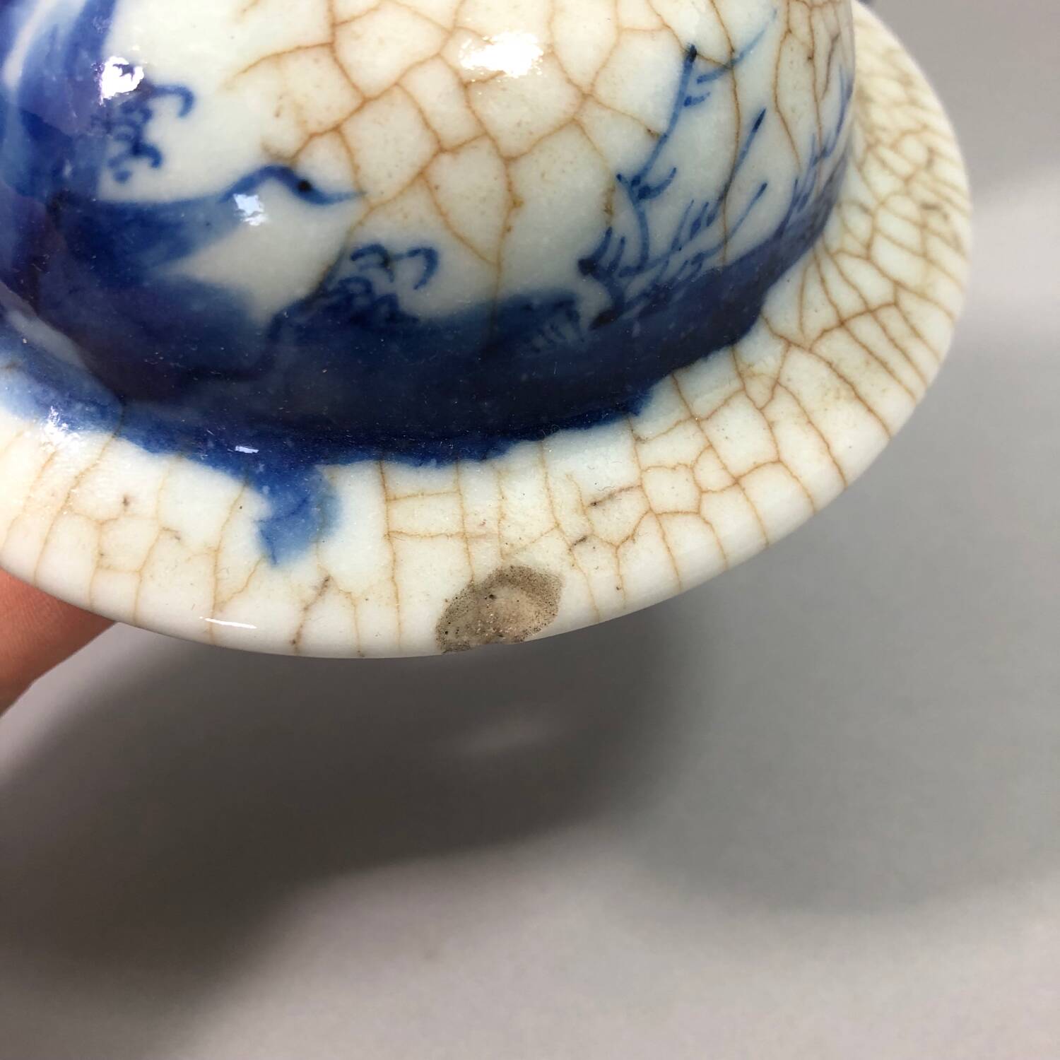 Chinese porcelain blue/white crackle jar 19th century? Court lady