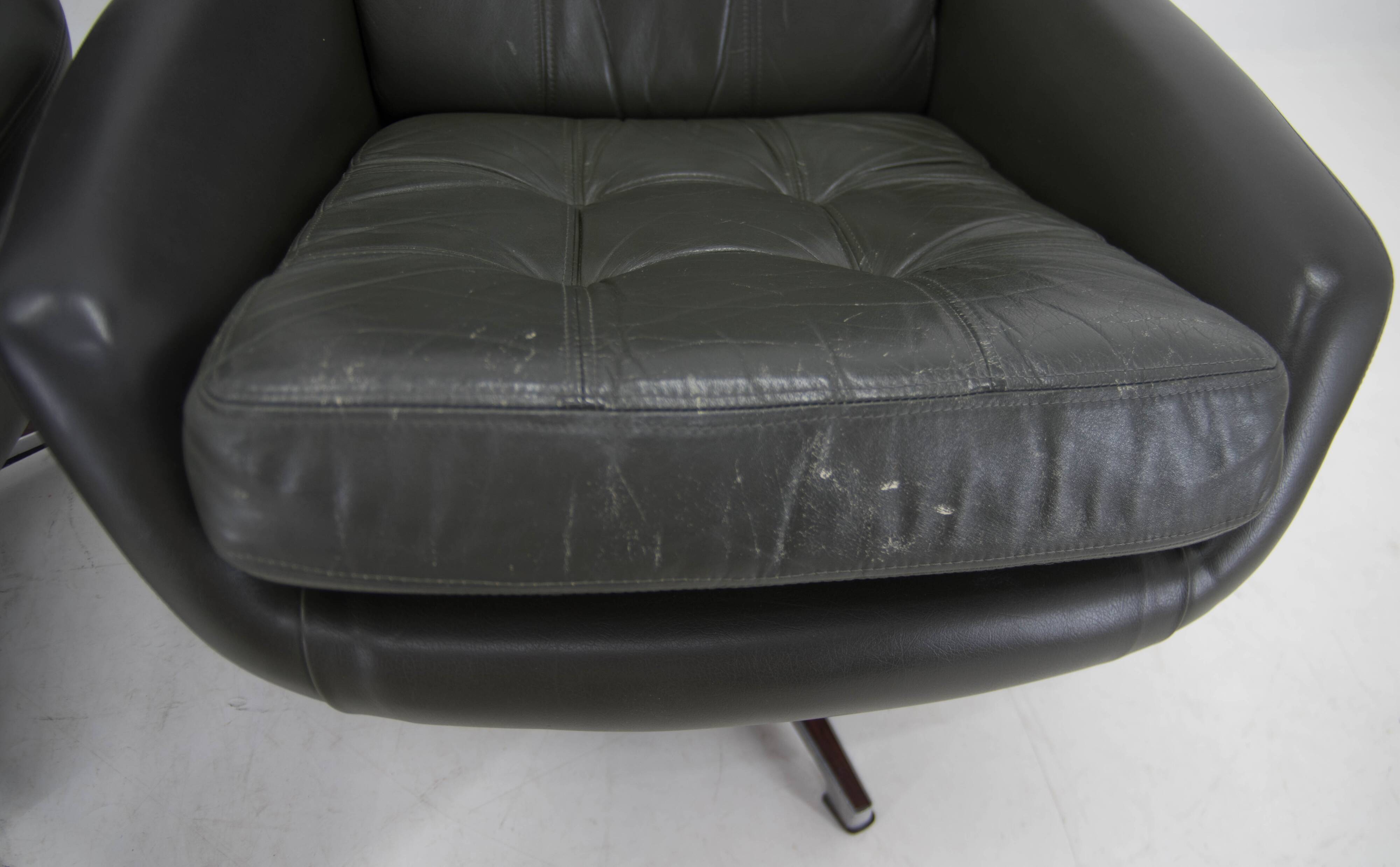 Set of Two Midcentury Swivel Rocking Leather Armchairs, Peem, Finland, 1970s