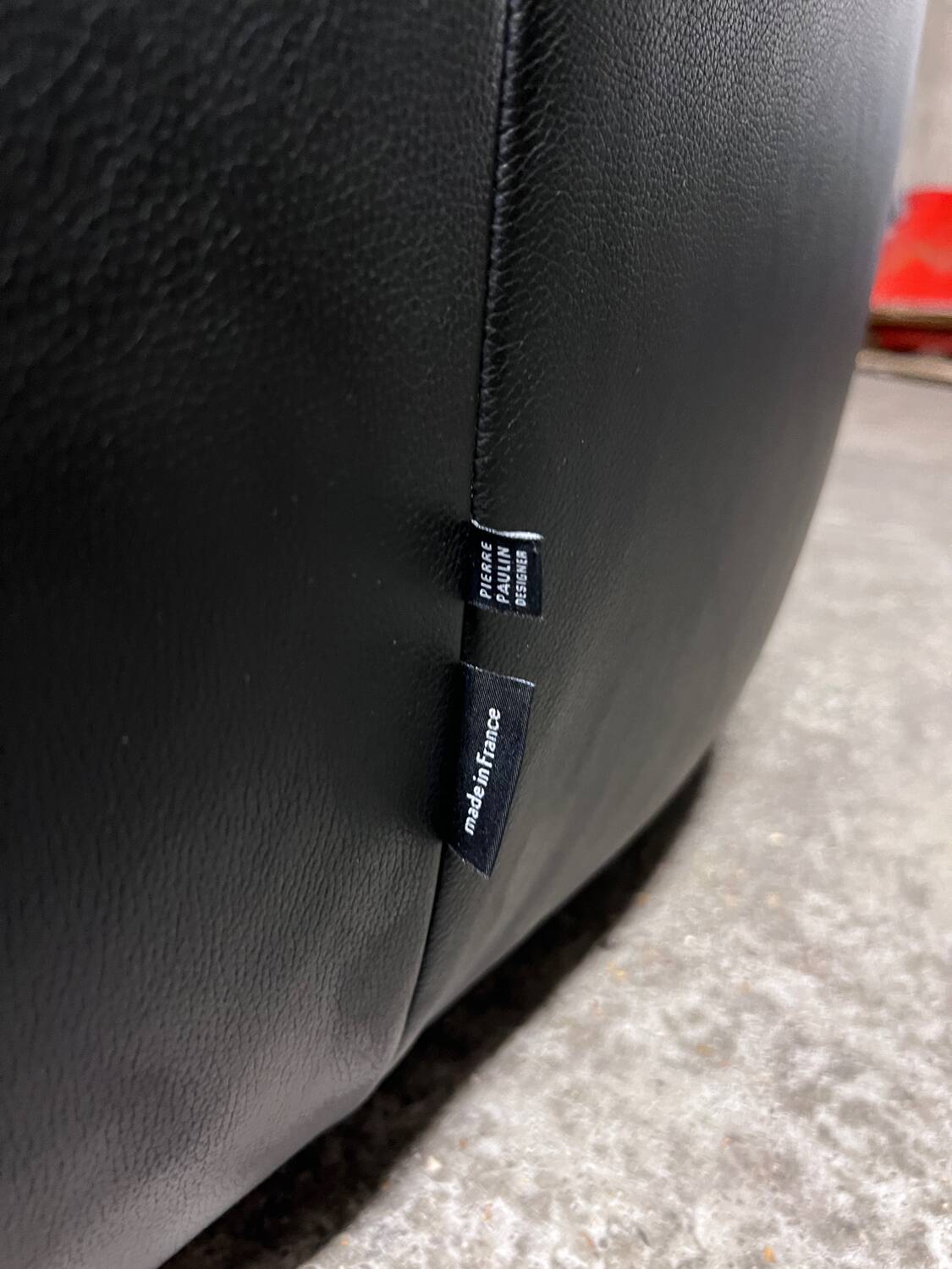 Pumpkin 2-seater sofa in black leather – Pierre Paulin for Ligne Roset,