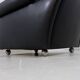 Fauteuil à oreilles en cuir noir sur roulettes années 1960