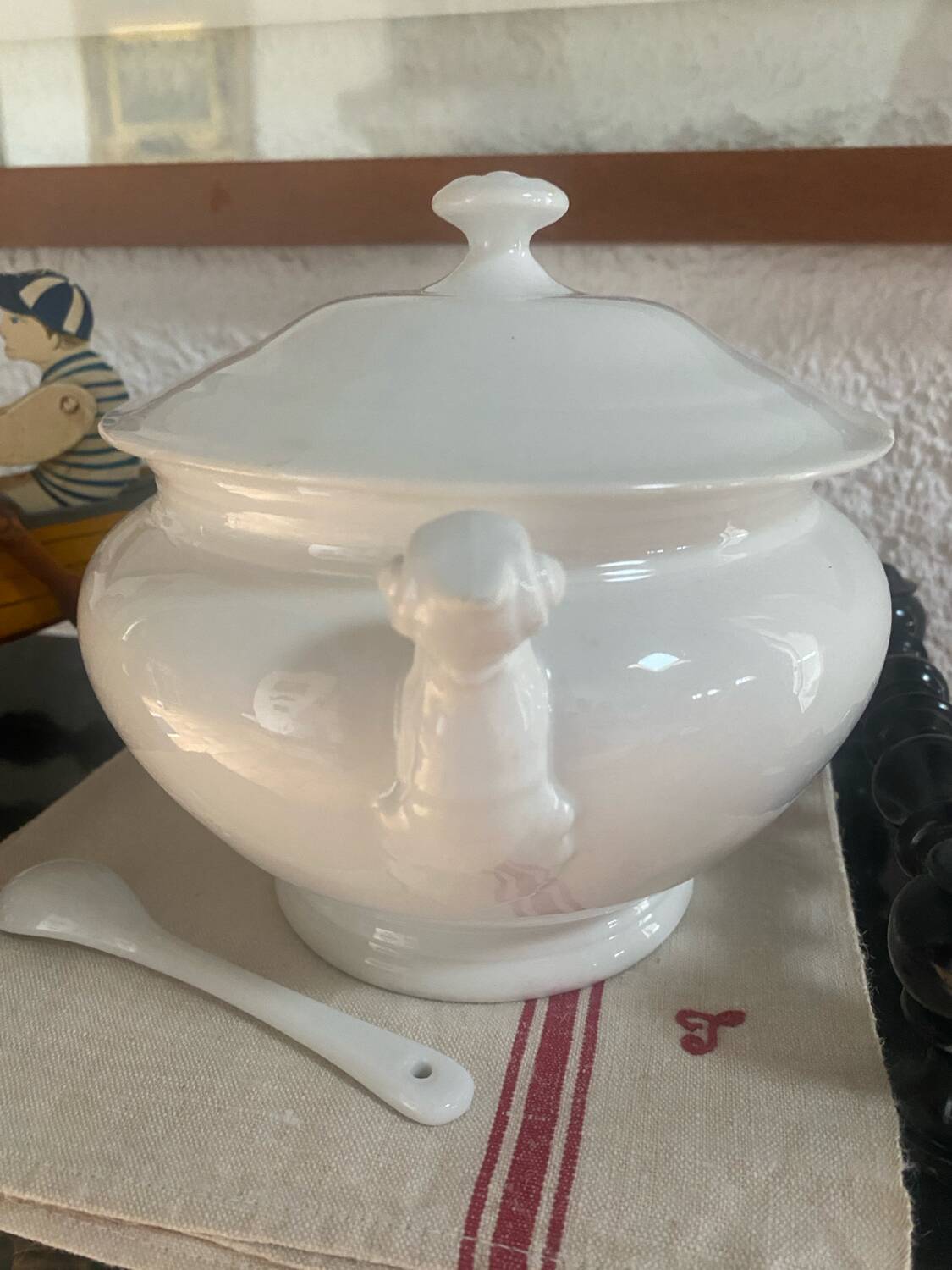 Petite soupière en porcelaine ancienne