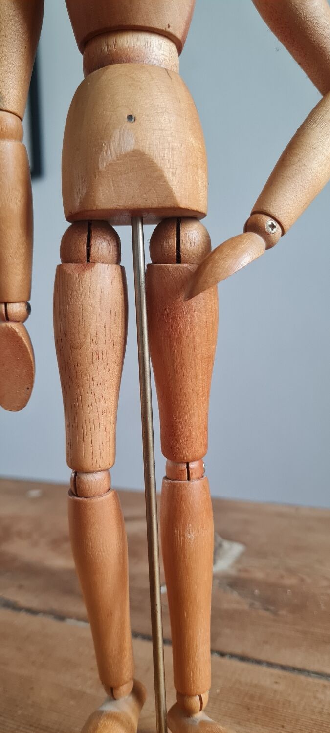 Articulated wooden mannequin
