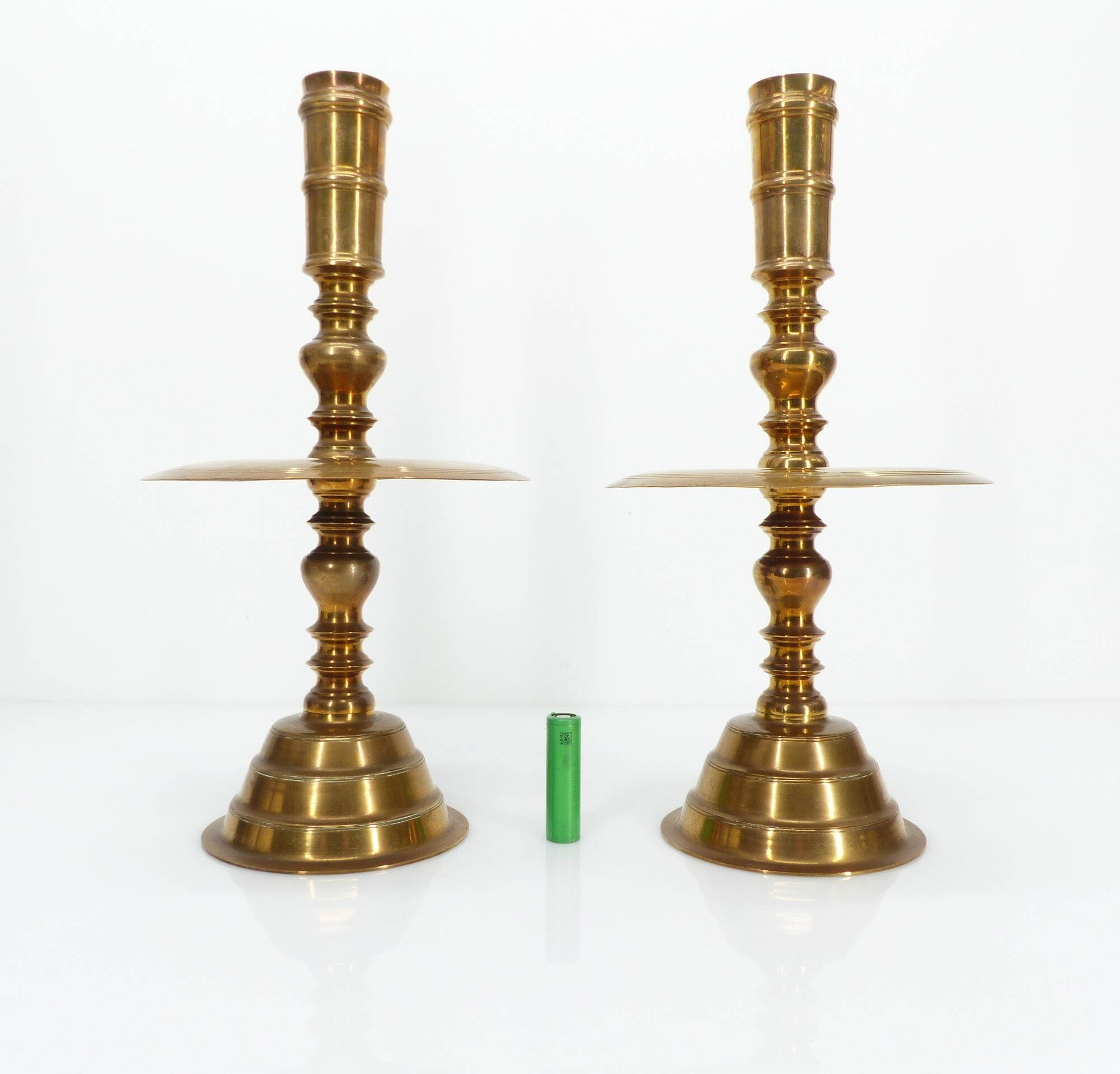Pair of altar candlesticks in brass, Vietnam, 20th century