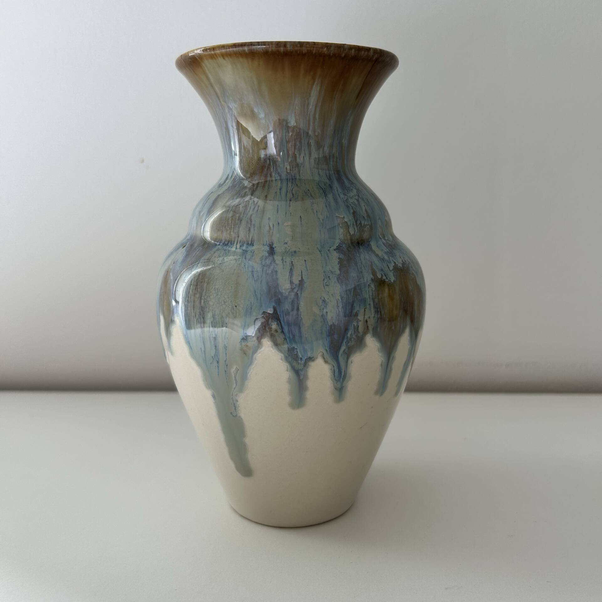 Vase aux coulures bleutées 