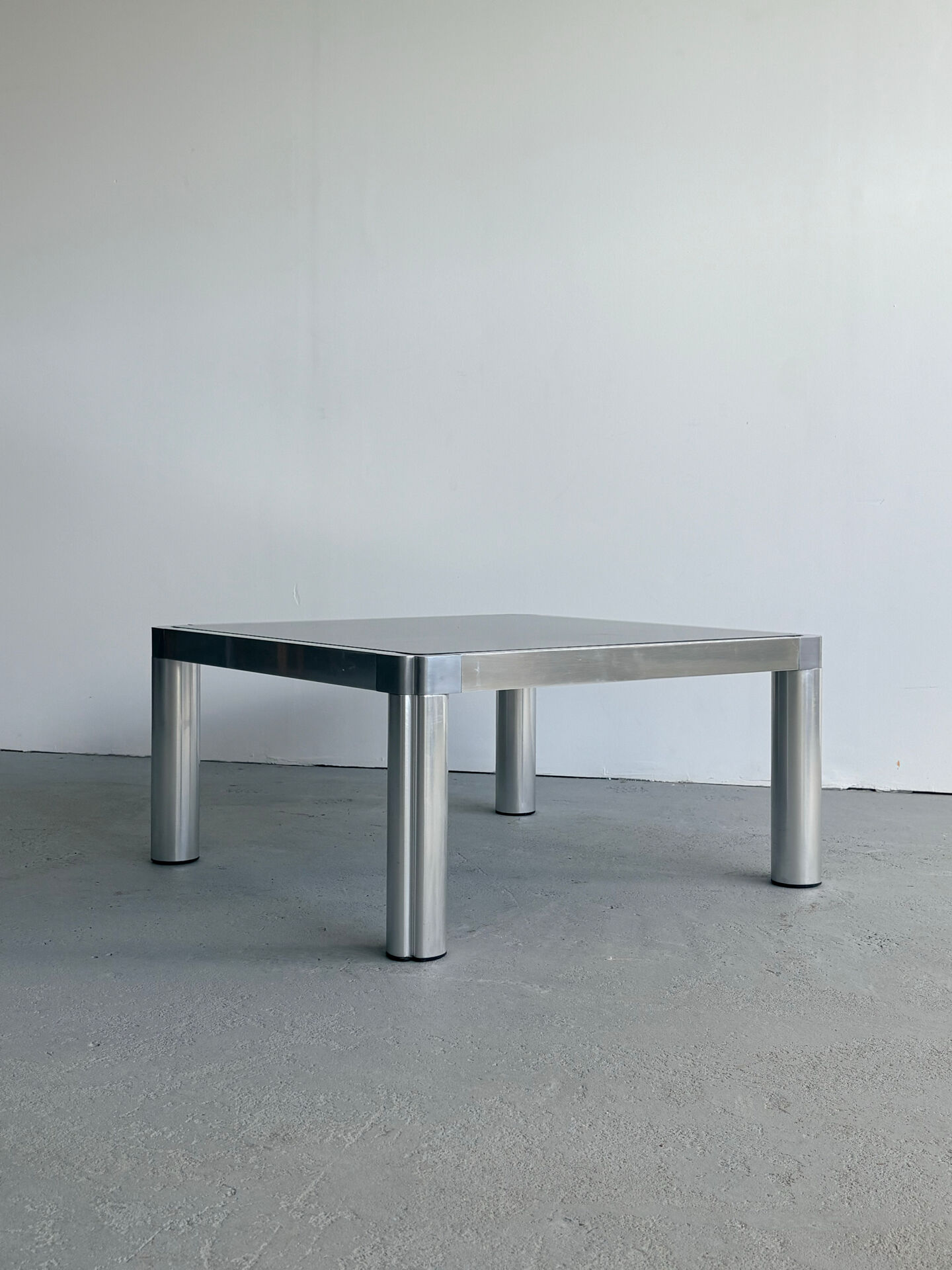 Table basse moderniste par Kho Liang Ie, années 1970