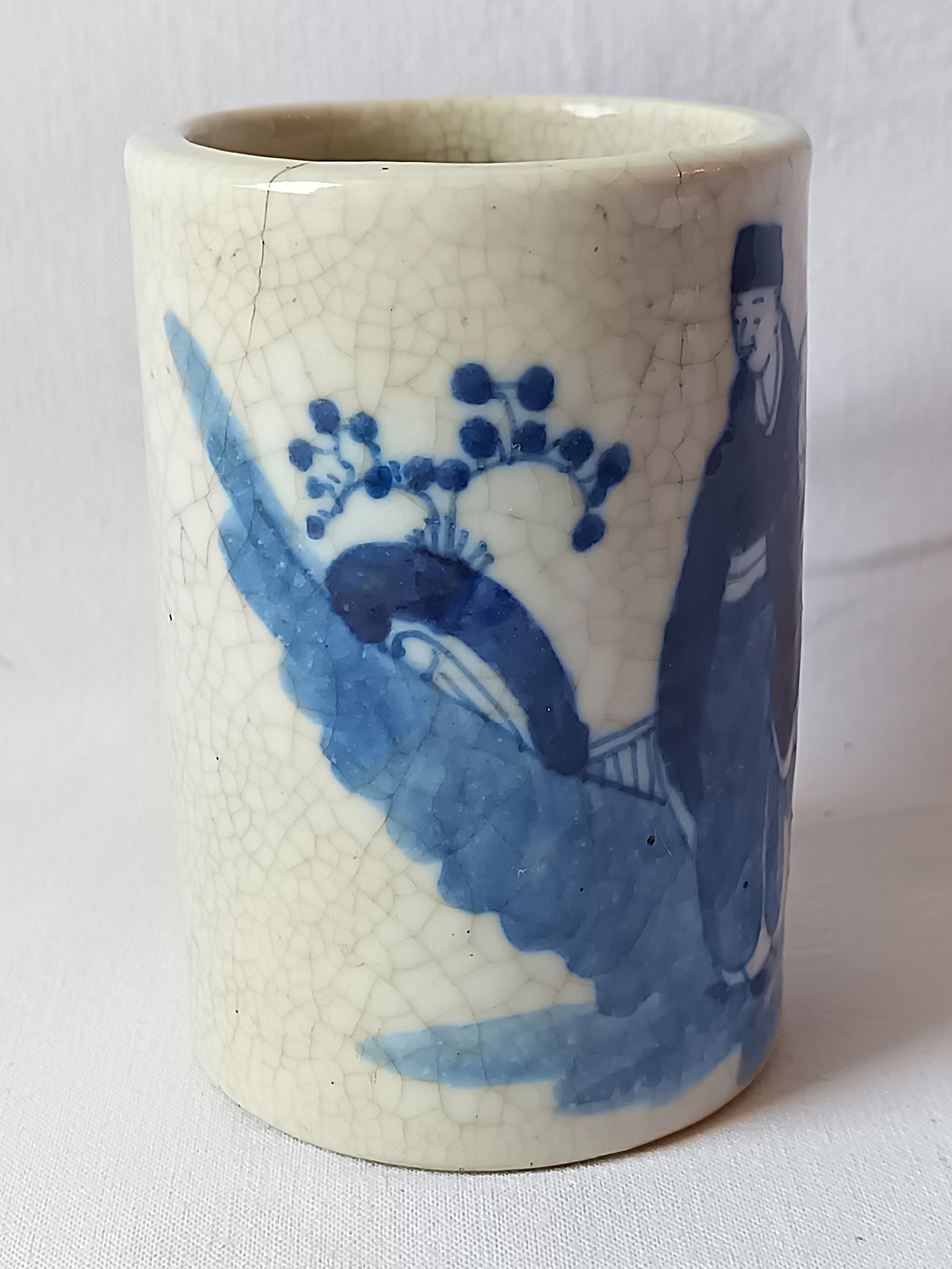 Antique cylindrical Bitong vase, cracked blue and white ceramic, China, late 19th century.