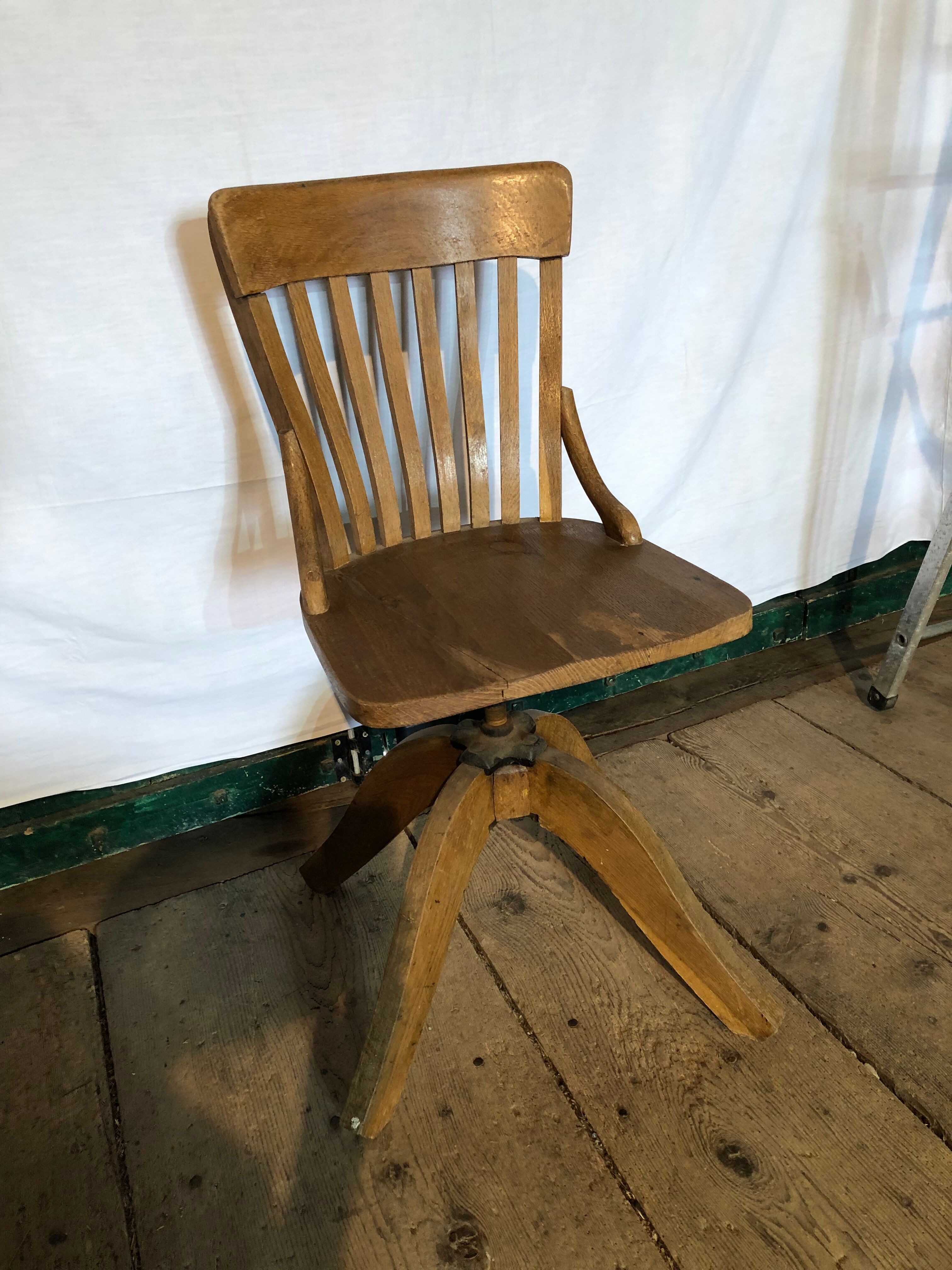 Bureau d’un maître d’école et sa chaises
