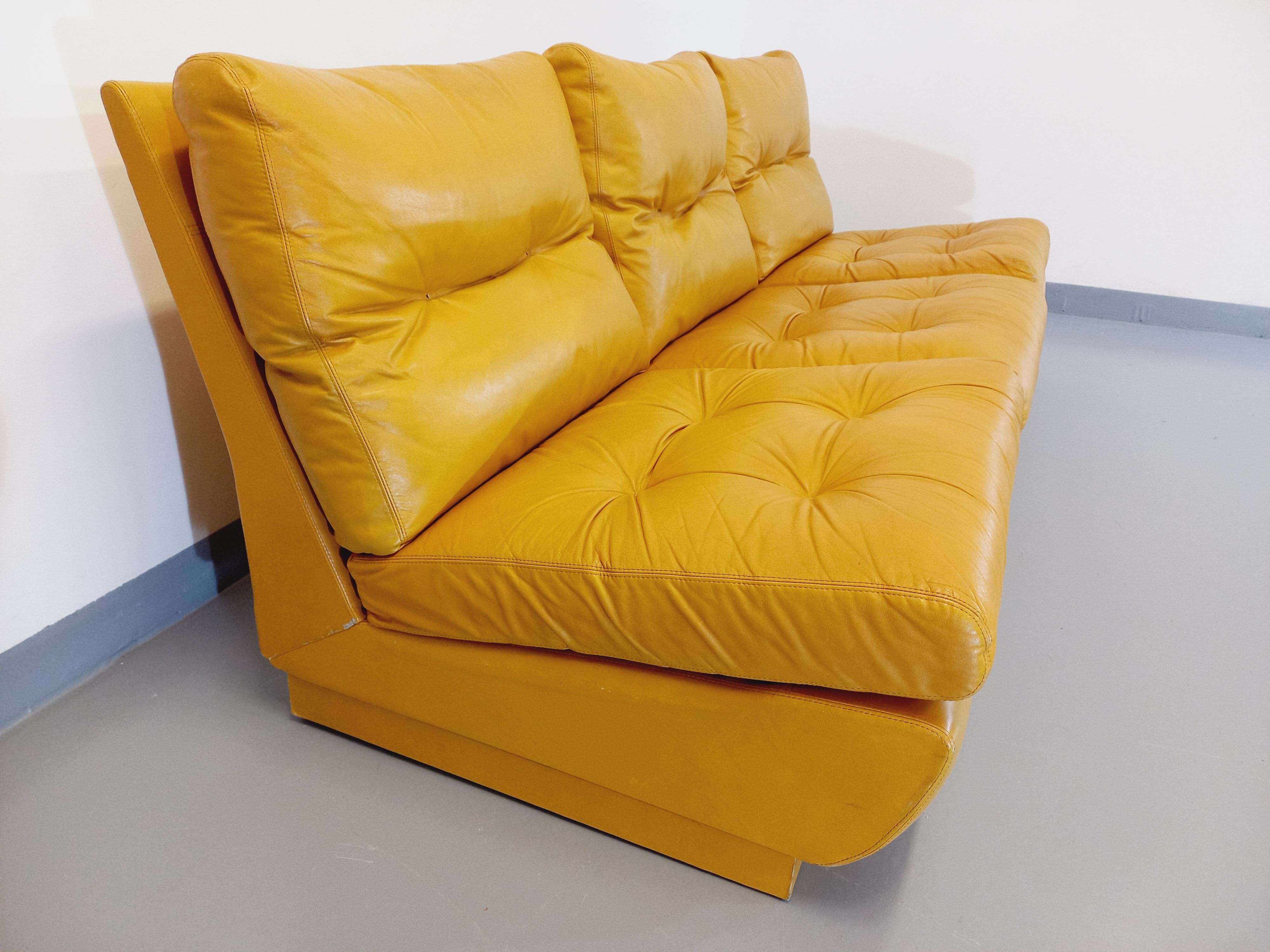 Suite of 3 Roche Bobois vintage chauffeurs in mustard yellow leather 70s