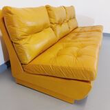 Suite de 3 chauffeuses Roche Bobois vintage en cuir jaune moutarde années 70