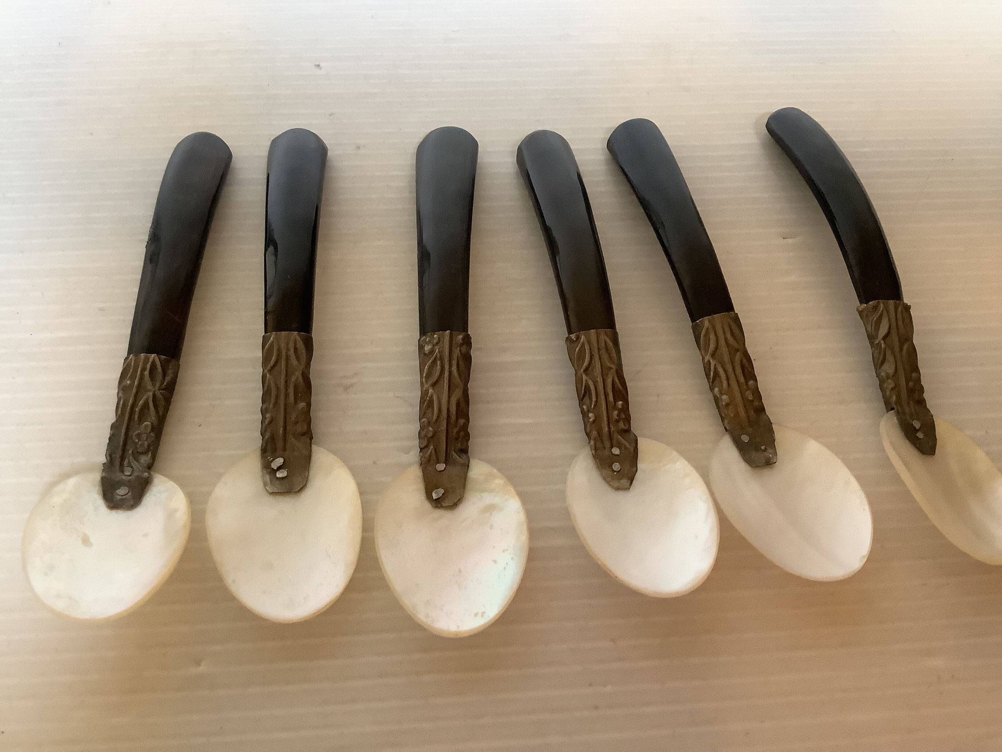 Six cuillères à caviar en nacre anciennes
