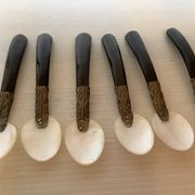 Six cuillères à caviar en nacre anciennes