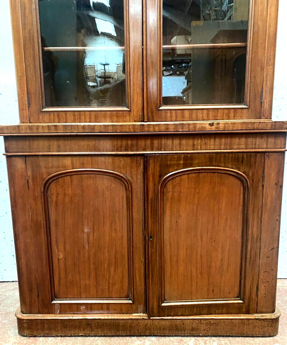 English showcase in two mahogany bodies and 19th century veneer
