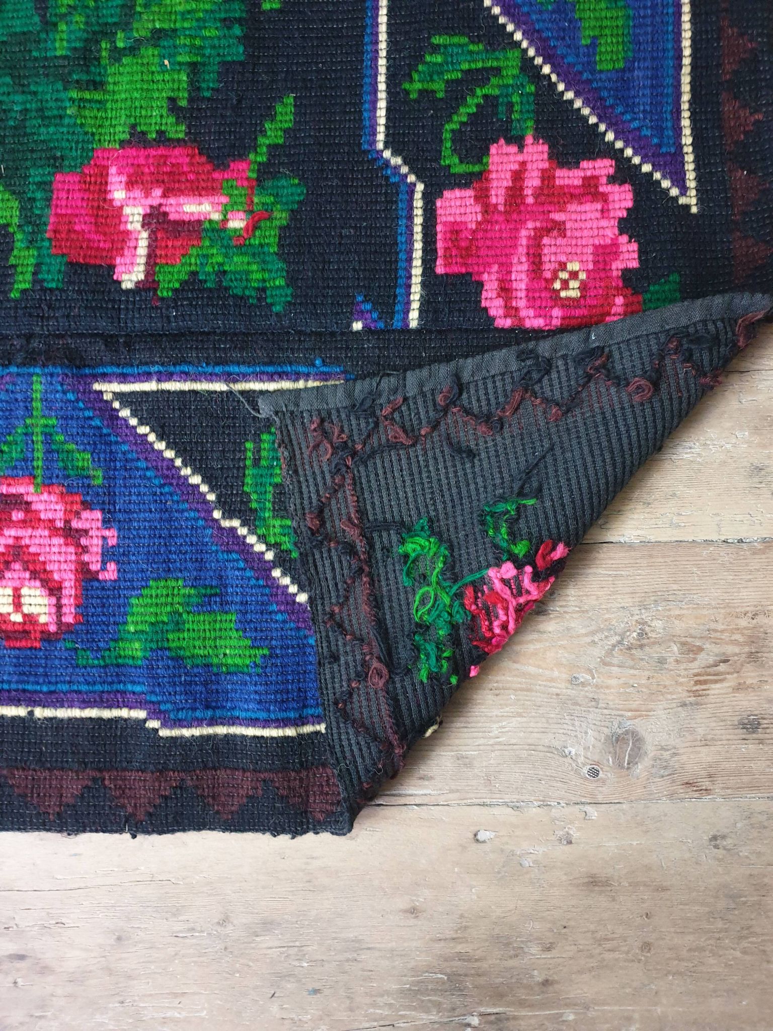 Tapis en laine florale tissée à la main fond noir avec roses roses