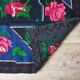 Tapis en laine florale tissée à la main fond noir avec roses roses