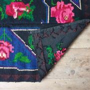 Tapis en laine florale tissée à la main fond noir avec roses roses