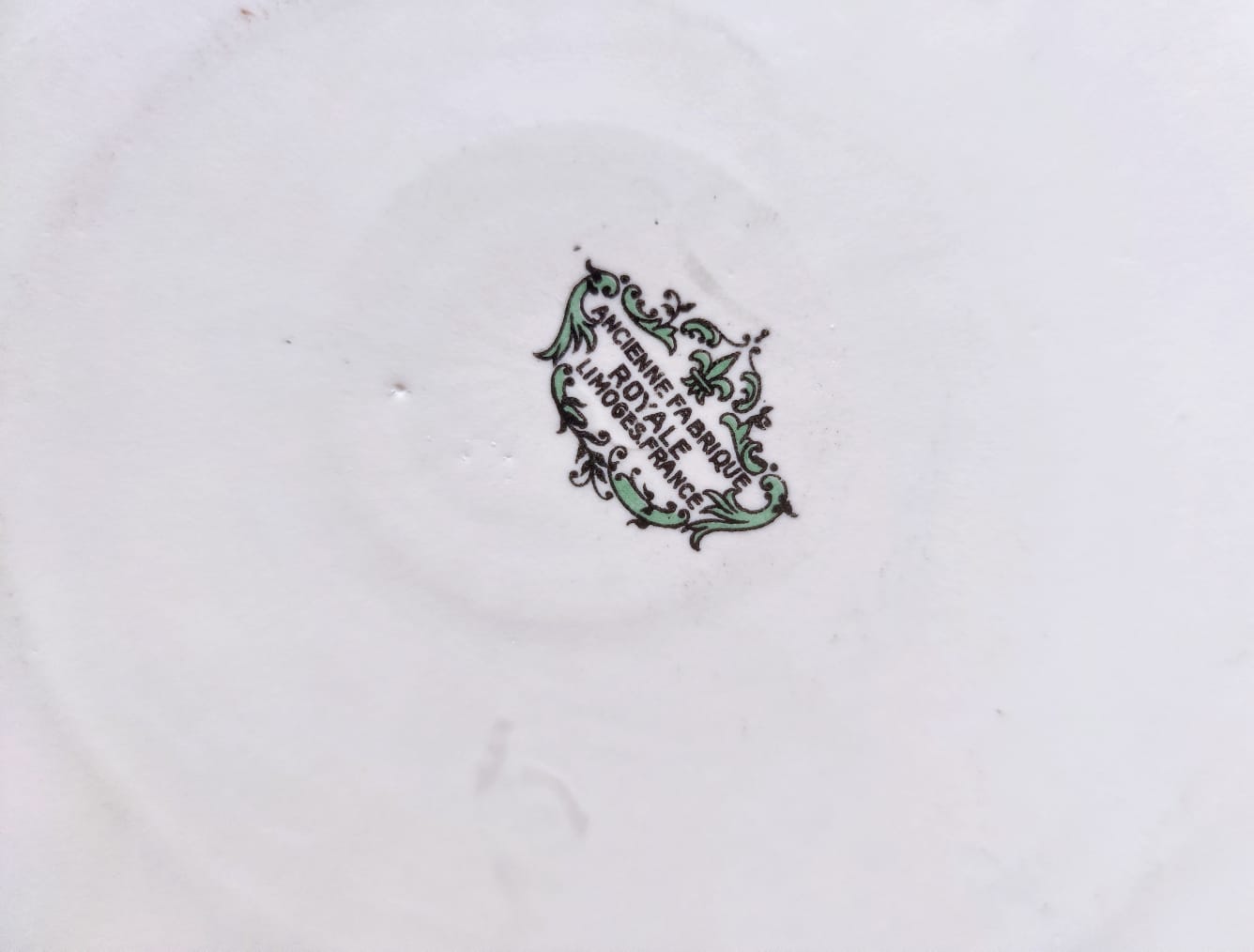Plat en porcelaine de Limoges Manufacture royale