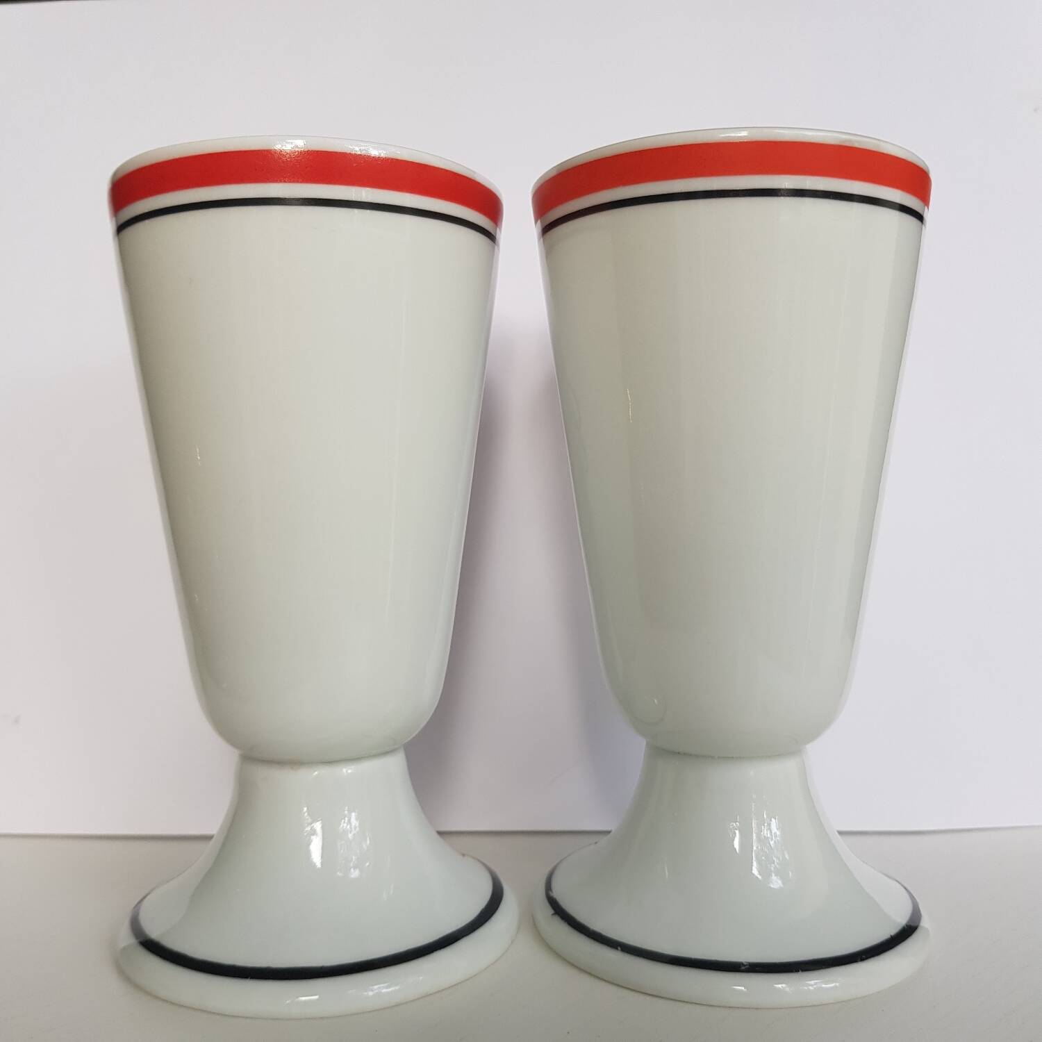 Service de 2 tasses à café sur pied en porcelaine de Limoges mazagrans, atelier du tabalou