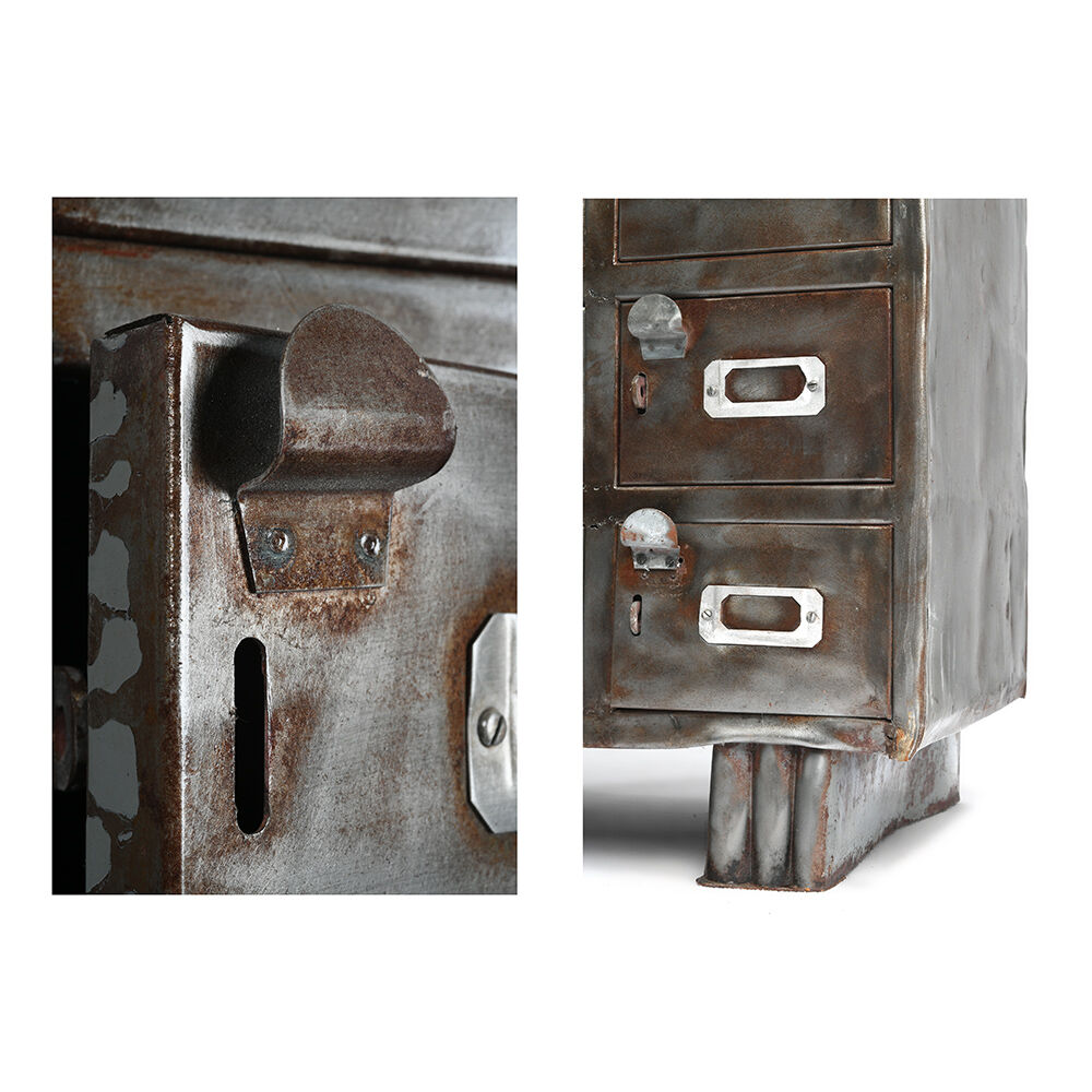 Industrial furniture with 100 metal lockers