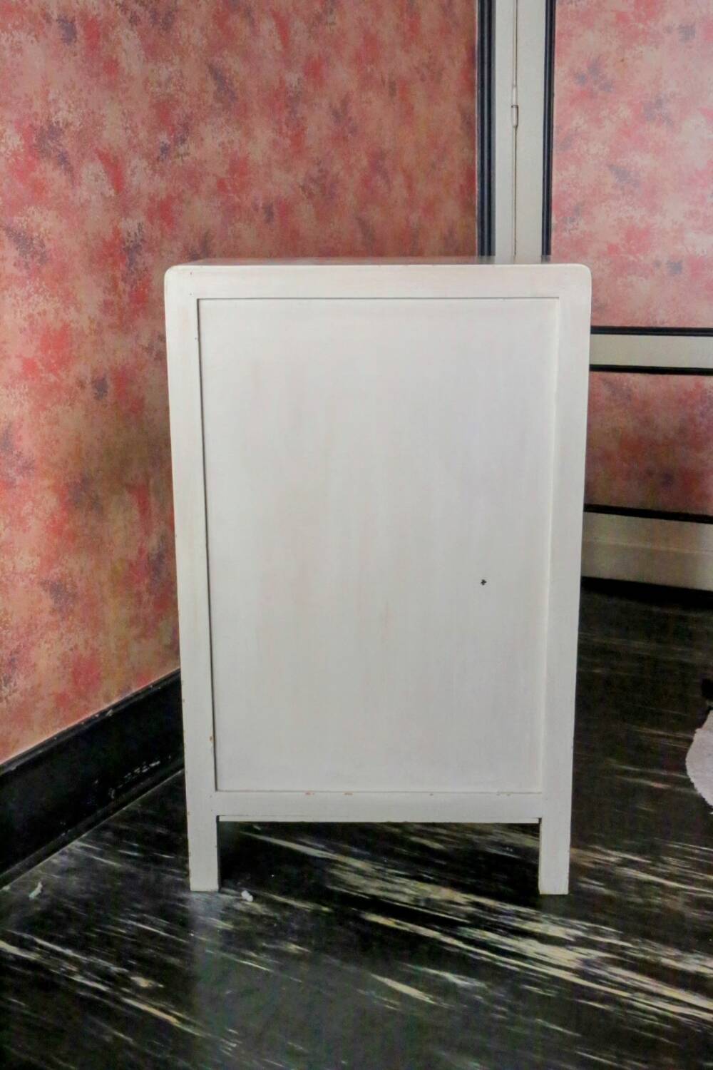 Pretty little white wooden piece of furniture