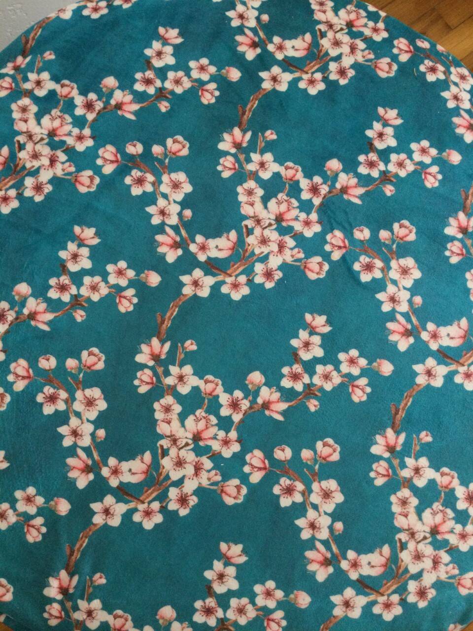 Grand pouf sur roulettes