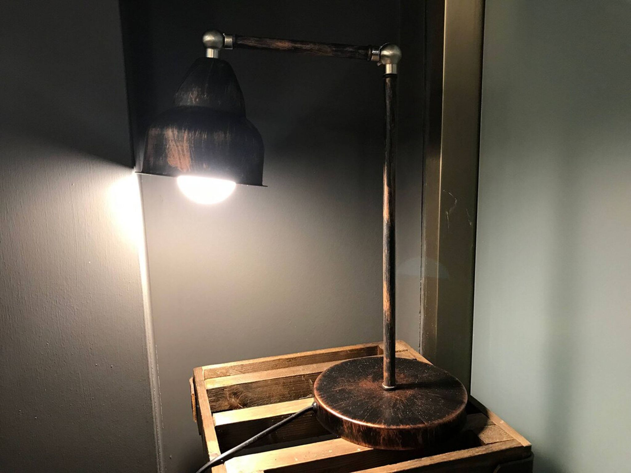 Lampe de bureau réglable en métal avec bras d'équilibre