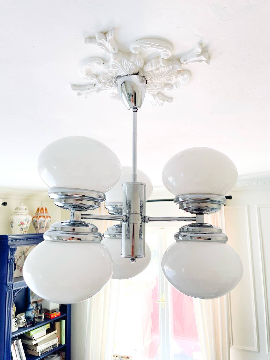 Suspension moderne en chrome et verre opalin