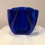 Vase bleu modèle "mouchoir" vintage