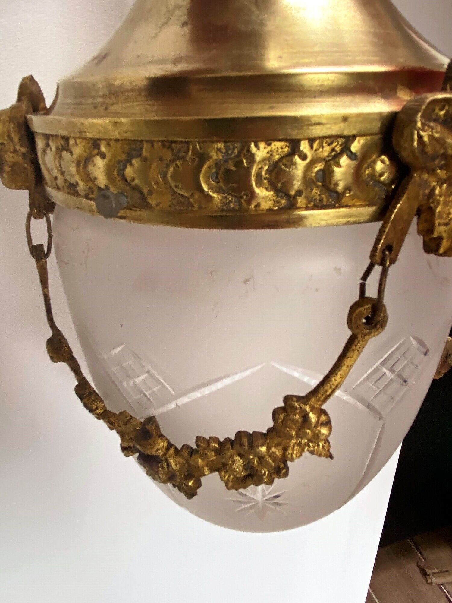 Suspension lamp in gilded bronze and frosted glass nineteenth century