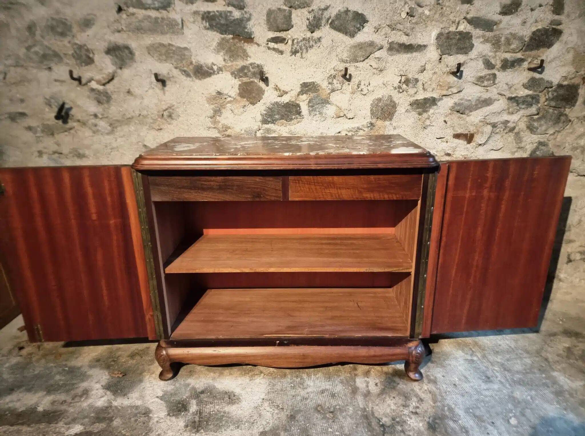 Buffet art déco français en noyer et acajou avec plateau en marbre, fin des années 1920