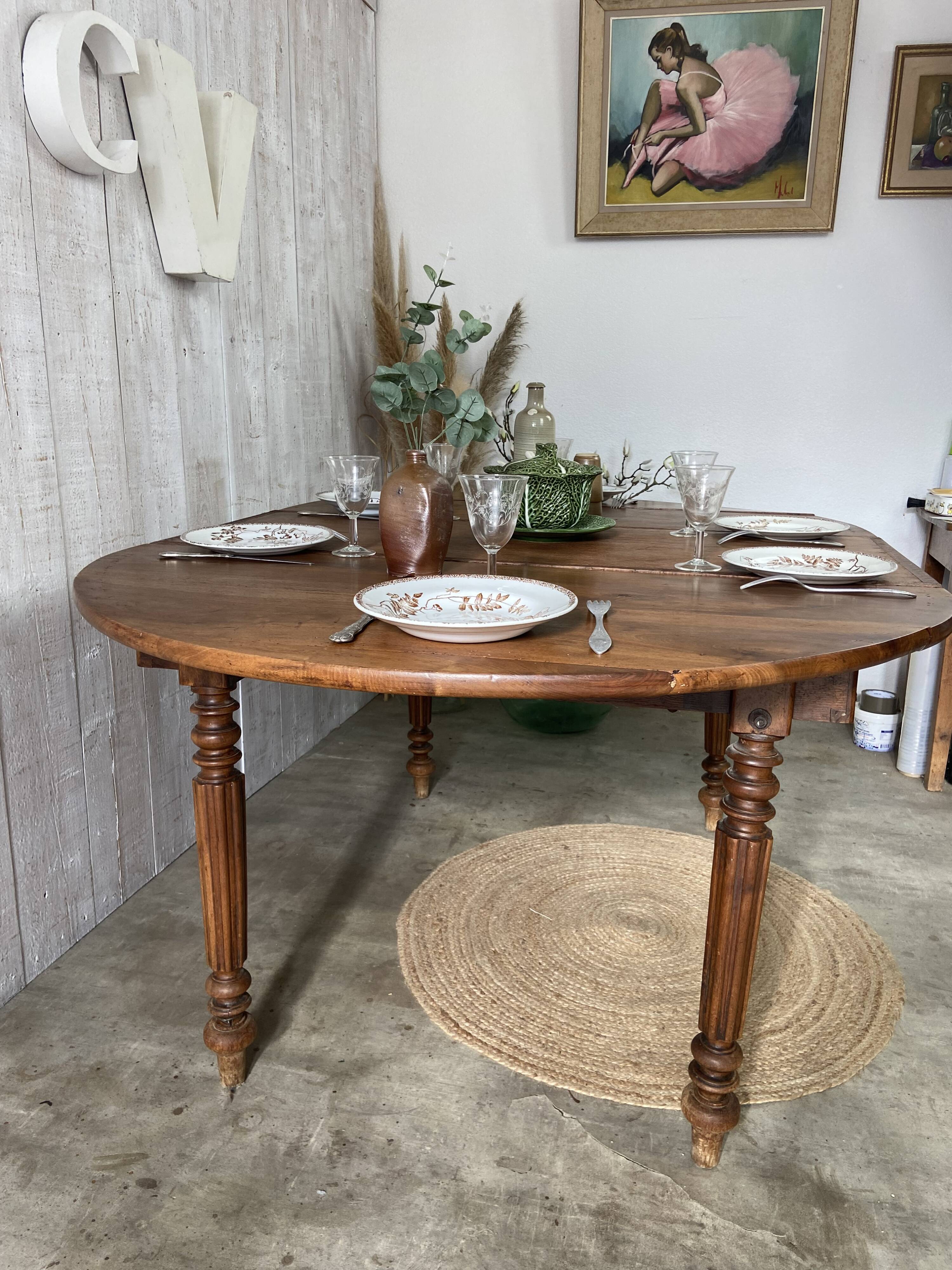 Extendable country table