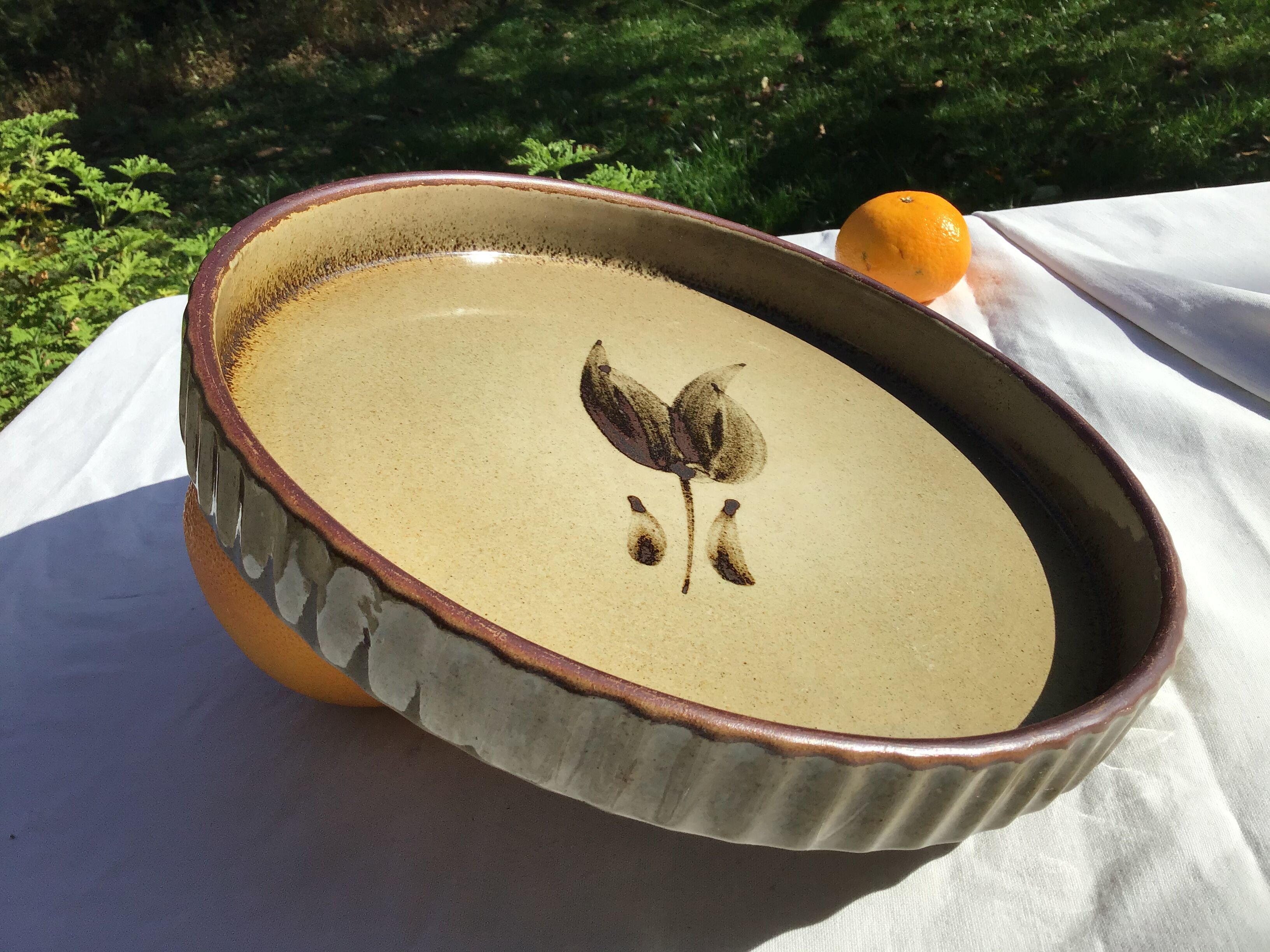 Flat pie beige khaki leaf pattern