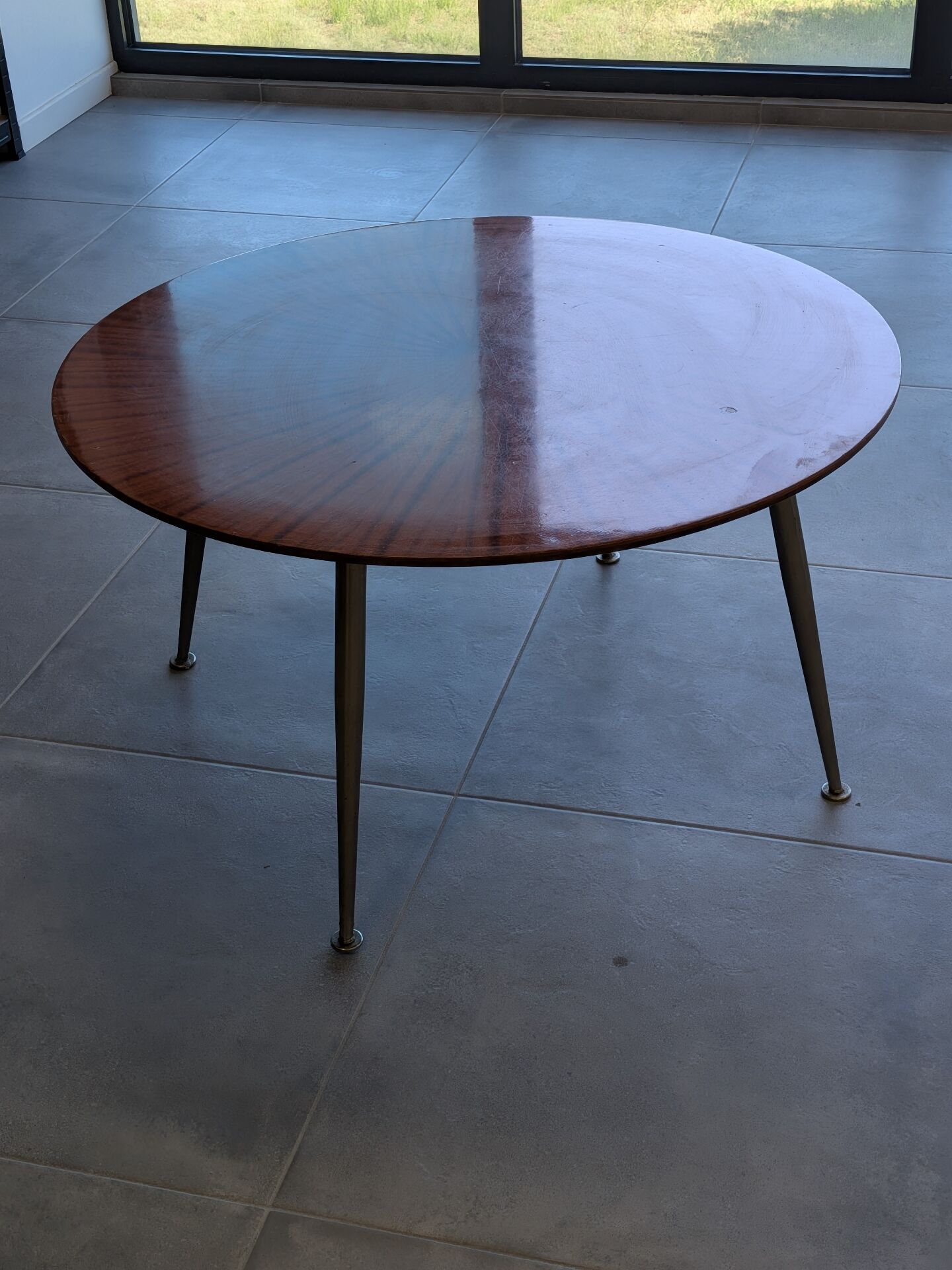 Vintage round coffee table in sun veneer – W. Germany, an