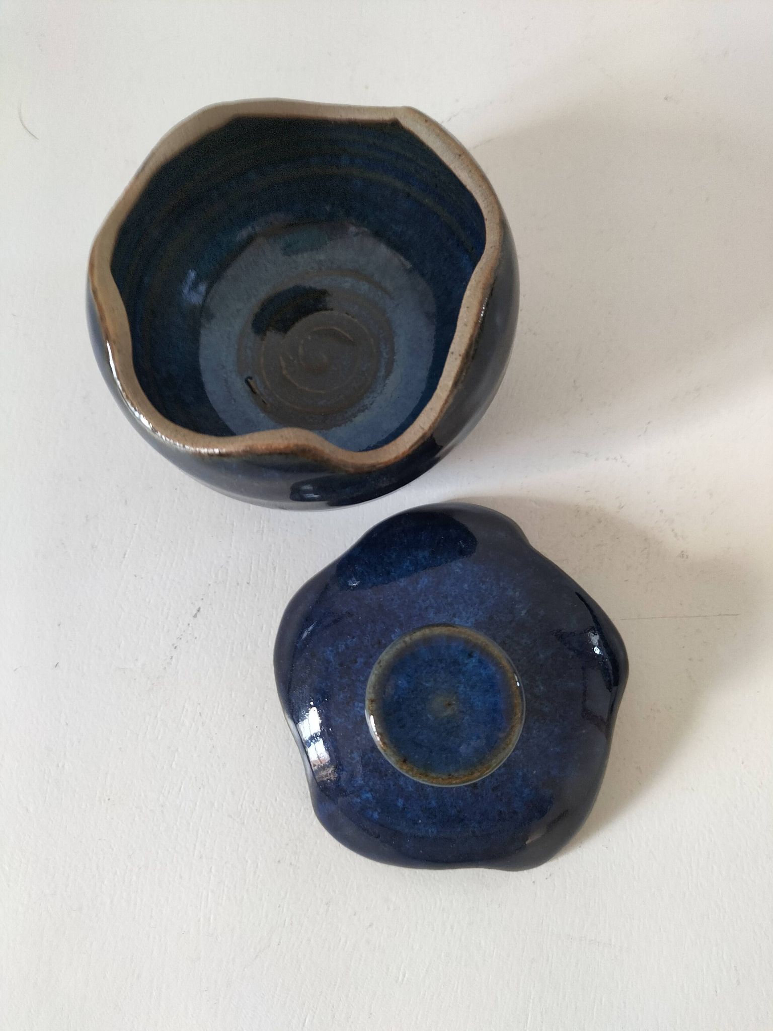 Boîte en grès émaillé bleu nuit – pièce d’atelier, signée