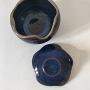 Boîte en grès émaillé bleu nuit – pièce d’atelier, signée