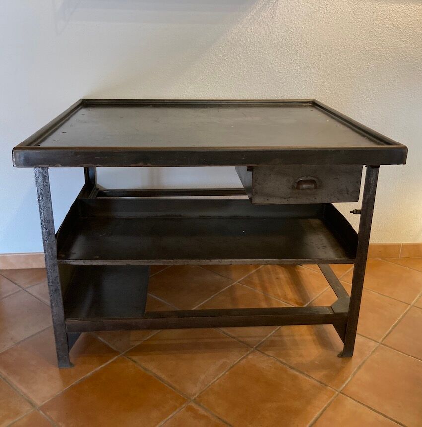 Former postal sorting table La Poste PTT 70