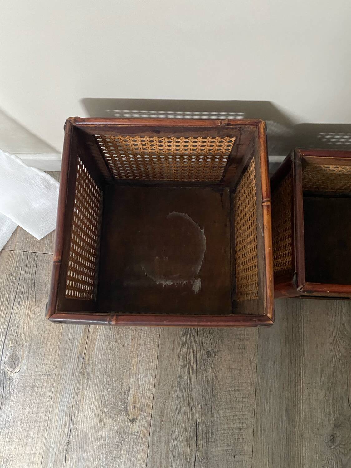 Caches-pots vintage en bois et cannage