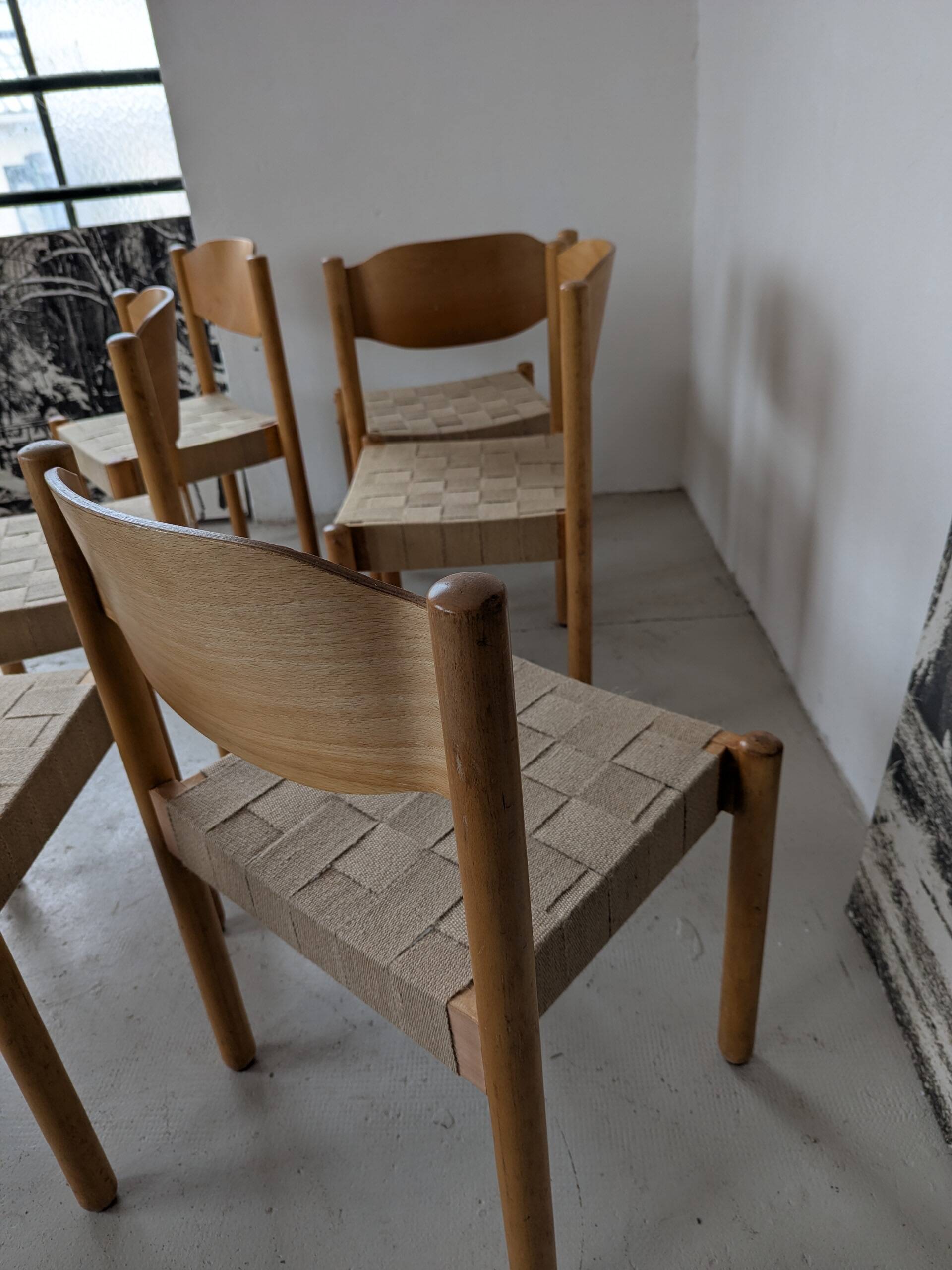 Set of 6 stackable chairs in beech and jute.