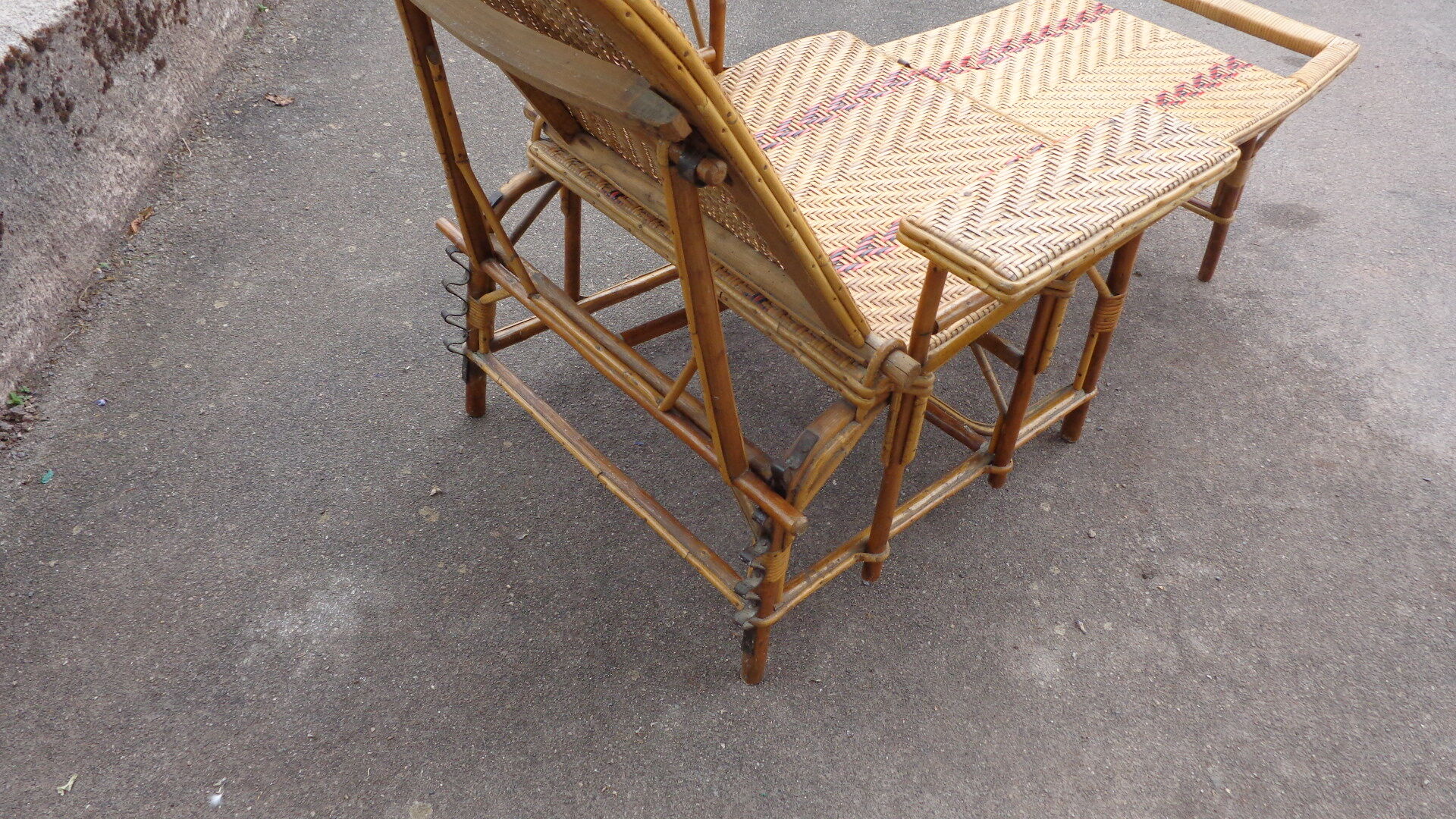 Wicker chaise longue