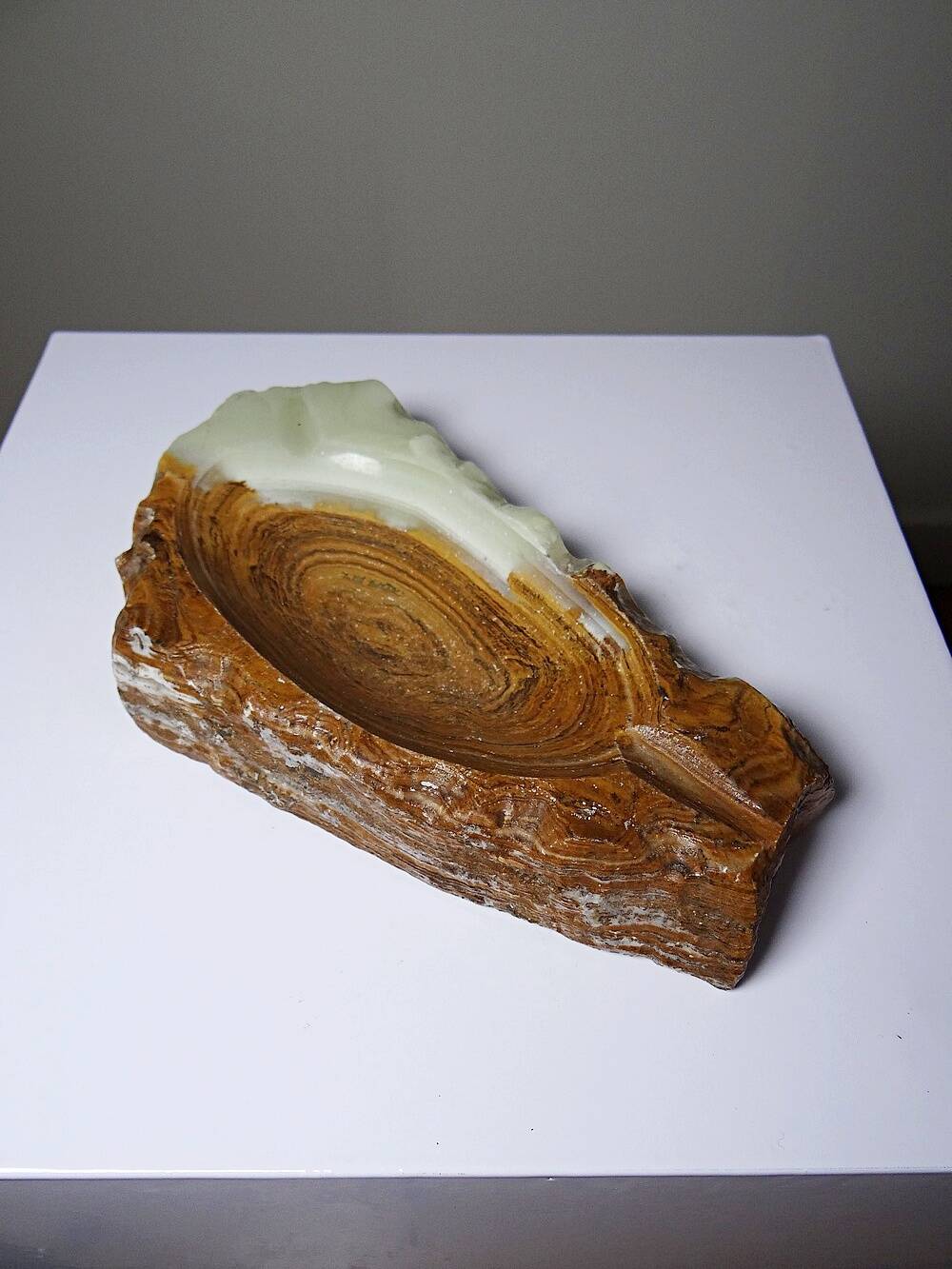 Brutalist vintage green onyx ashtray, 1950s-70s, Italy.
