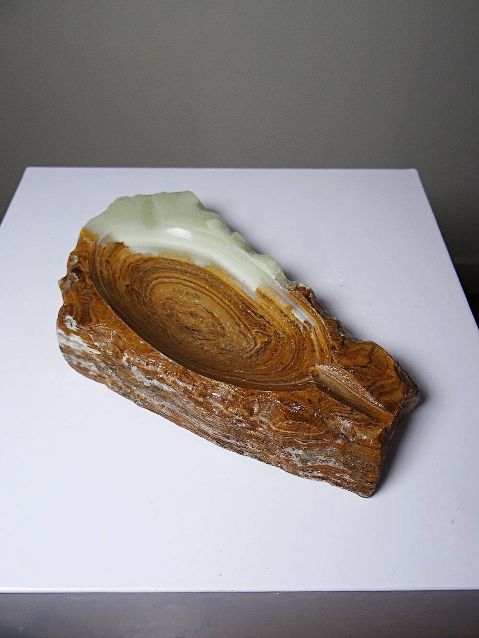 Brutalist vintage green onyx ashtray, 1950s-70s, Italy.