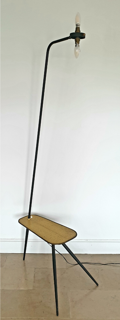 Lampadaire tripode mid-century avec tablette en metal perforé